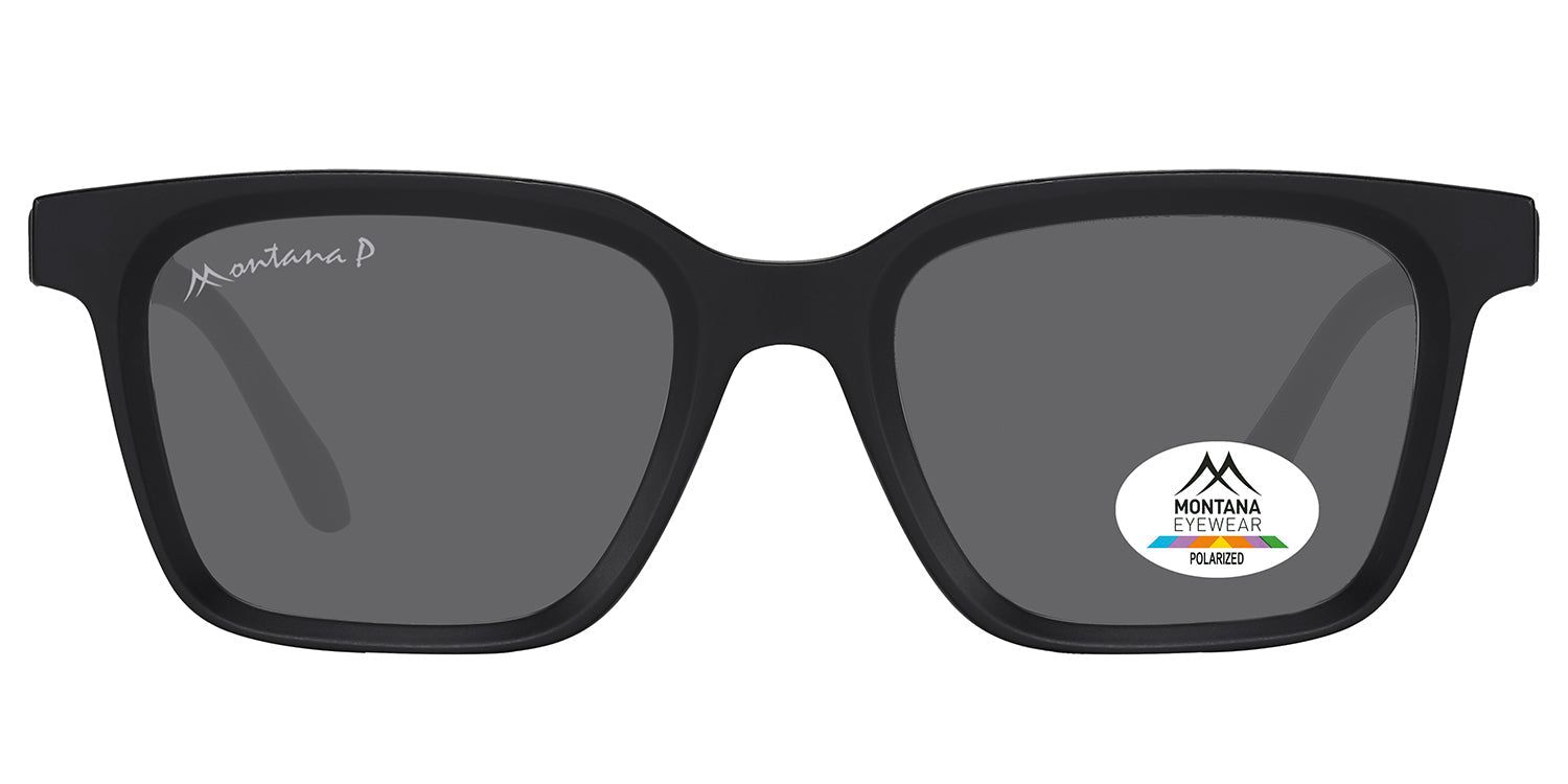 Schwarze Sonnenbrille mit rechteckigen Gläsern. Auf dem linken Bügel steht "Montana P". Auf dem rechten Glas befindet sich ein Aufkleber mit Logo und "Polarized".
