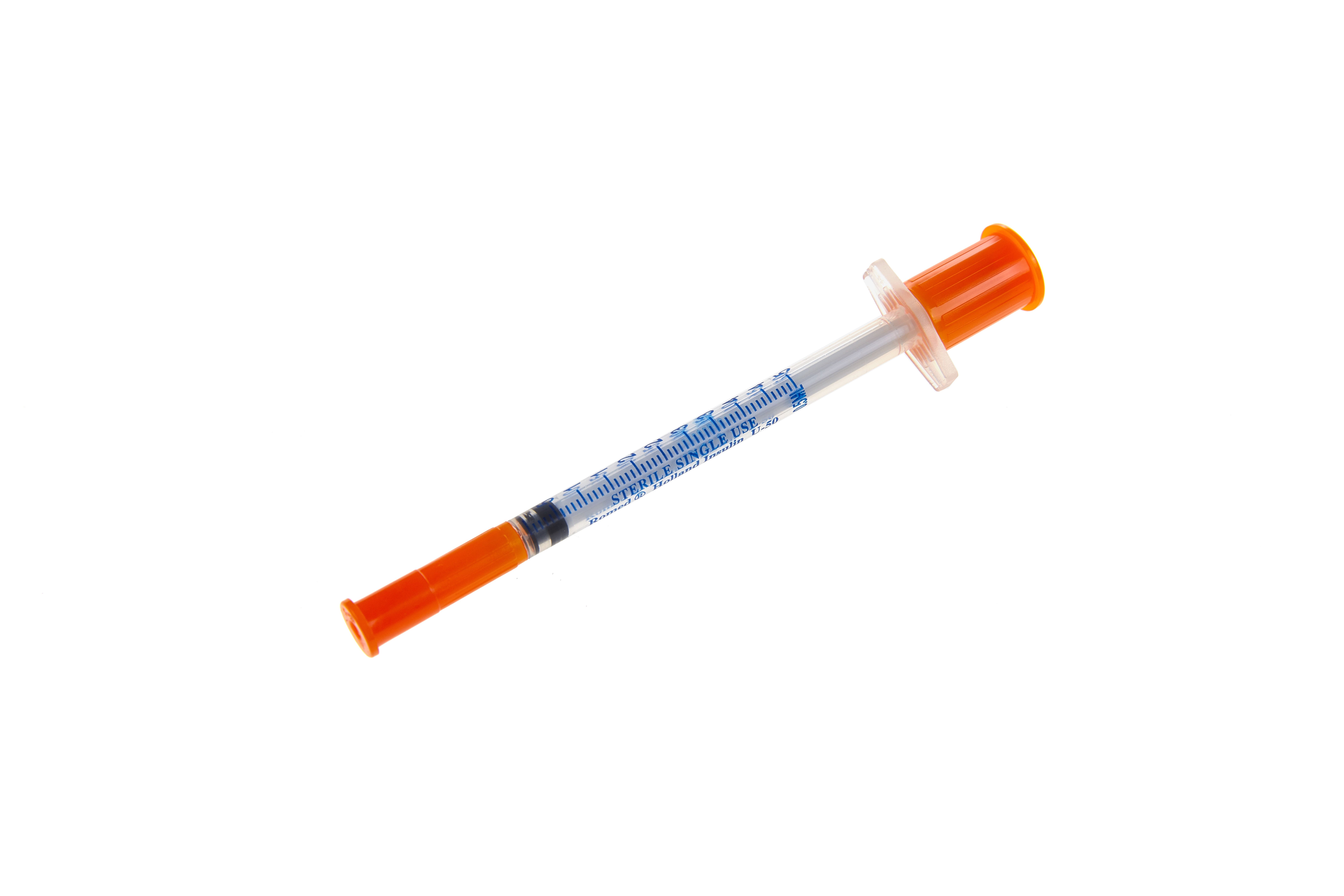 Spritze mit Nadel und orangefarbener Schutzkappe. Transparenter Zylinder mit blauer Skala.