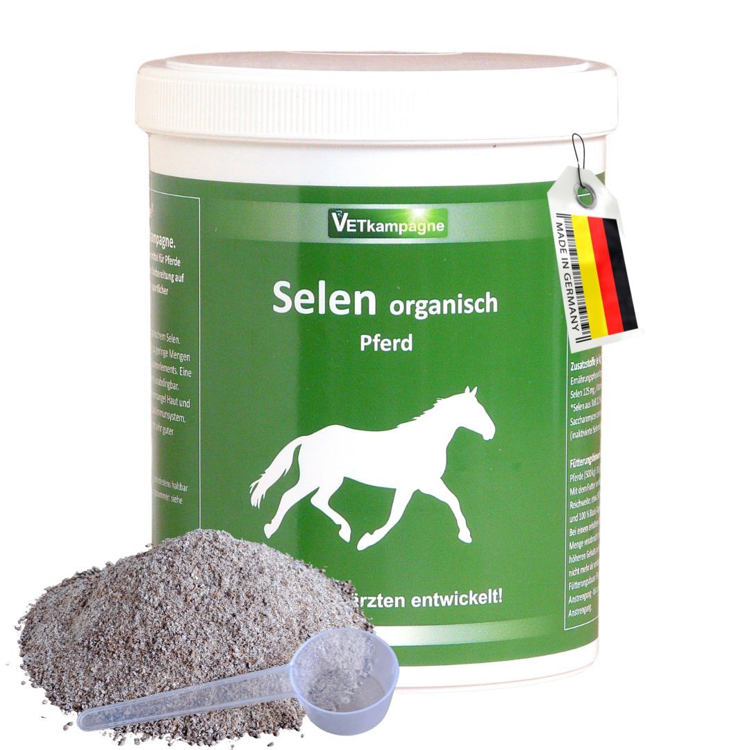 Weißer Behälter mit grünem Etikett. Aufschrift: Selen organisch Pferd. Deutscher Flaggenanhänger. Pulver und Messlöffel daneben.