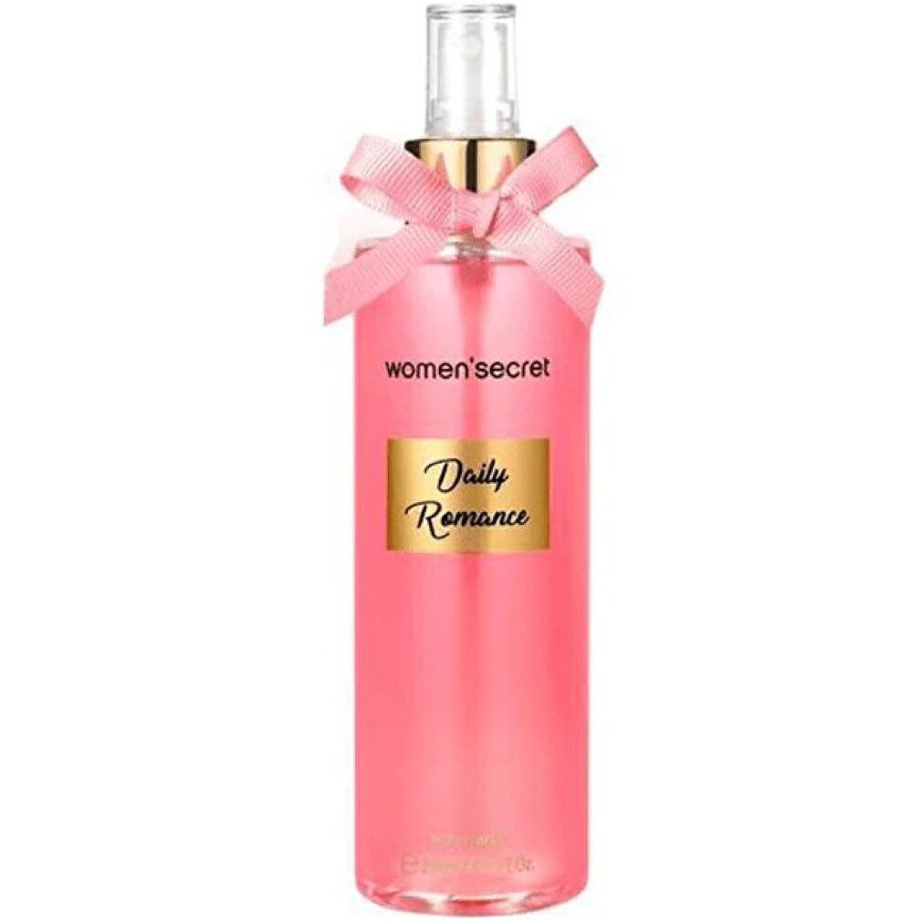 Rosa Body Mist Flasche mit goldfarbenem Etikett und Schleife. Aufschrift: women'secret Daily Romance. Auf weißem Hintergrund.