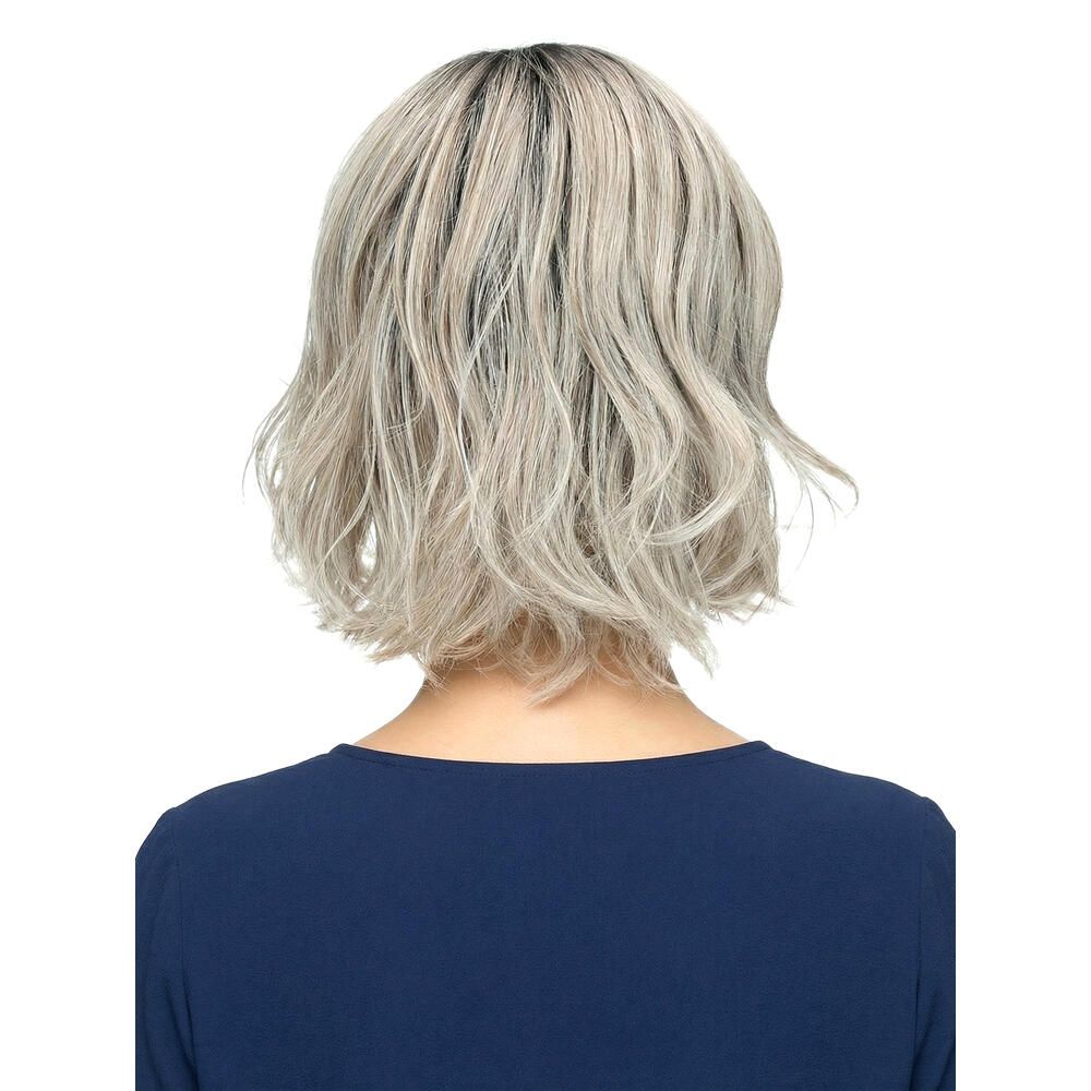 Rückansicht einer Frau mit grau-meliertem, gewelltem, schulterlangem Haar. Blaues Oberteil.