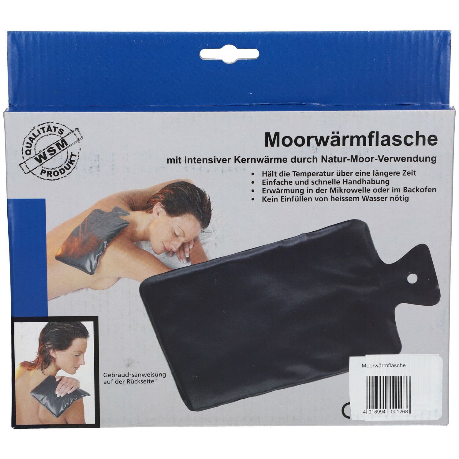Schwarze Moorwärmflasche in Verpackung. Auf der Verpackung: Produktname, Zertifizierung, Abbildung einer Person mit dem Produkt.