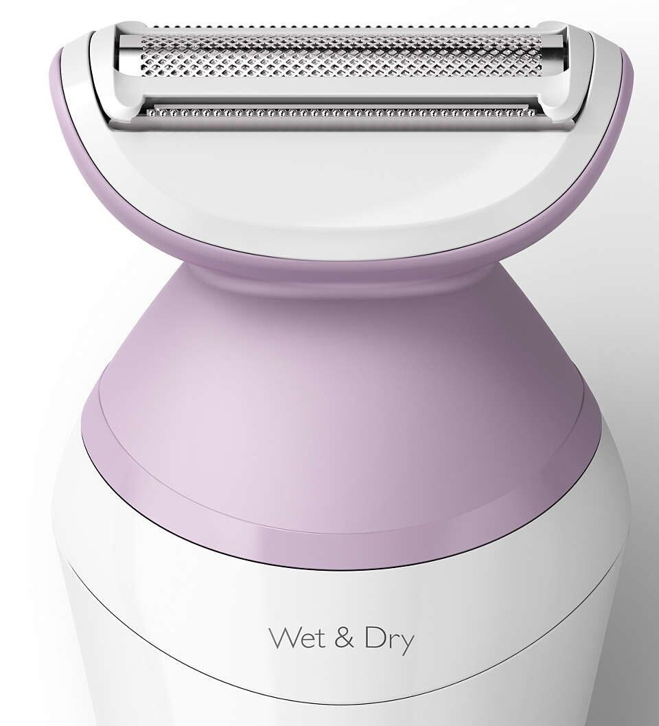 Nahaufnahme des Philips Damenrasierers. Weißes Gehäuse mit lila Akzenten und 'Wet & Dry' Schriftzug.