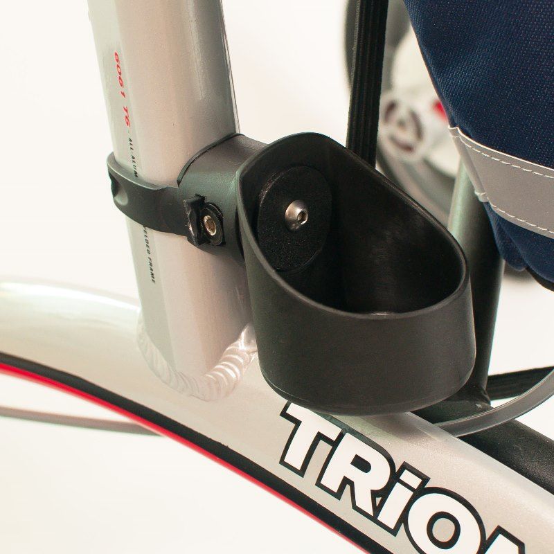 Detailaufnahme des Trionic Walker. Schwarzer Becherhalter an der Rahmenstange befestigt.