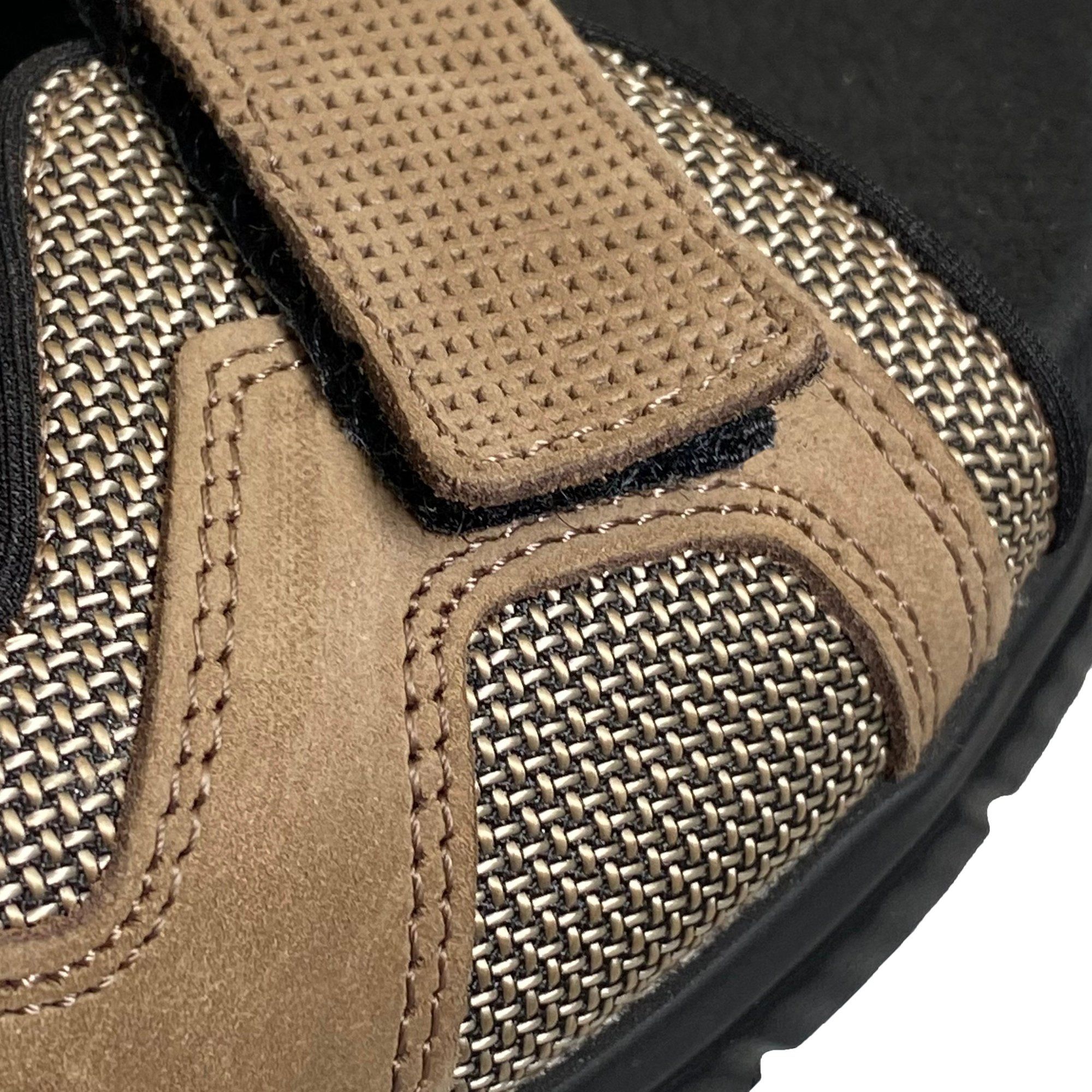 Nahaufnahme einer braunen Sandale mit Mesh-Einsatz und Klettverschluss. Detailansicht.