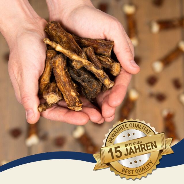 Hände halten Ochsenschwanzstücke. Goldfarbenes Etikett: Bewährte Qualität, seit über 15 Jahren, Best Quality.
