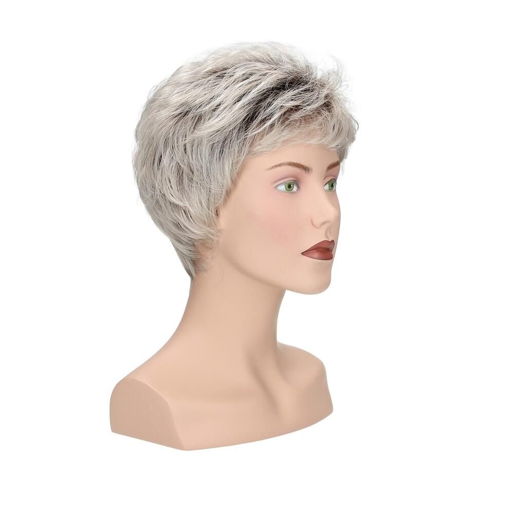 Perücke mit kurzem, grauem Haar auf einer Schaufensterpuppe. Dreiviertelansicht. Das Haar hat dunklere Wurzeln.