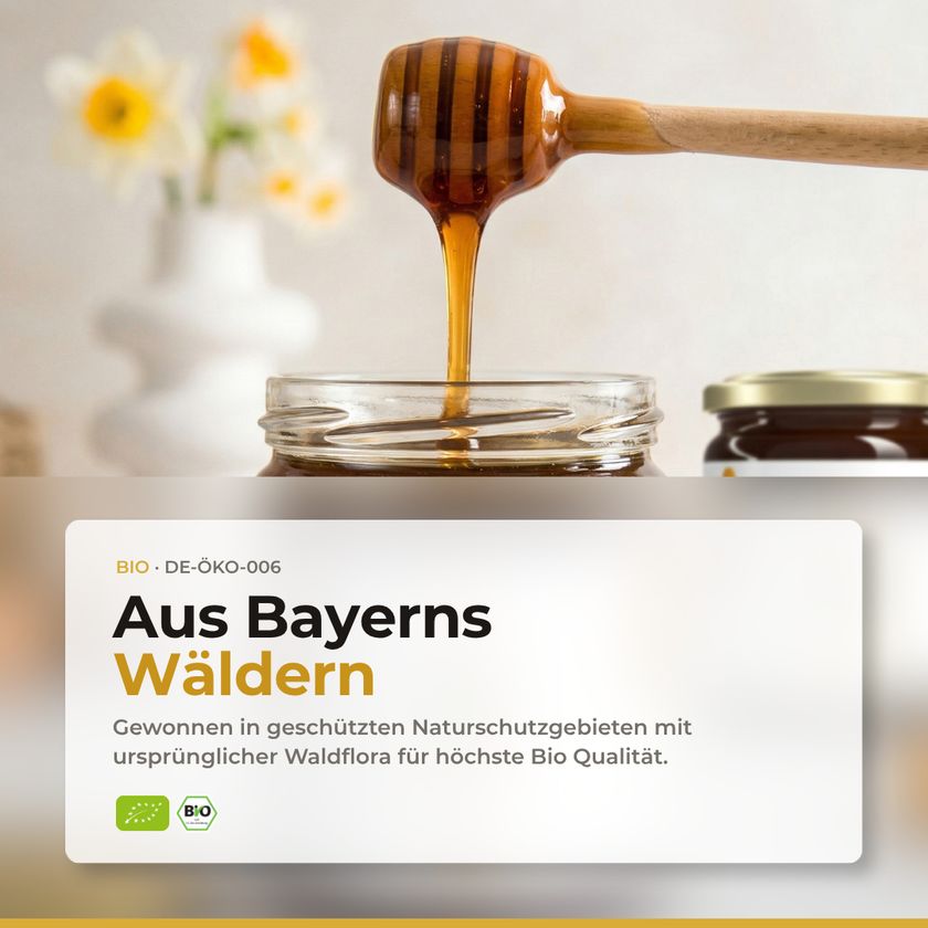 Holzlöffel mit tropfendem goldenem Honig über einem Glas Weißtannenhonig. Hintergrund: Vase mit Blumen.