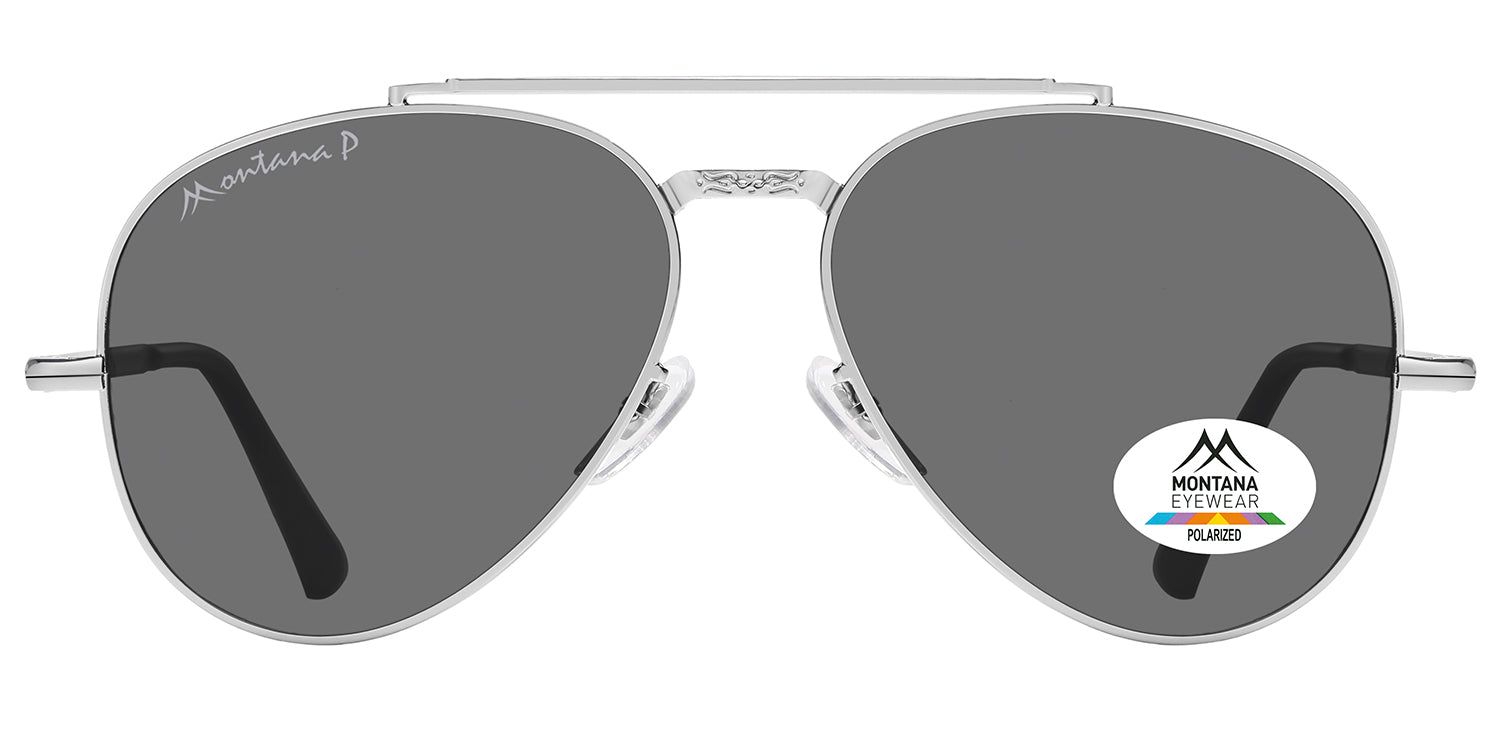 Sonnenbrille mit silbernem Gestell und grauen Gläsern. Logo und Schriftzug 'Montana Eyewear' auf dem Glas. 'Polarized' Aufkleber.