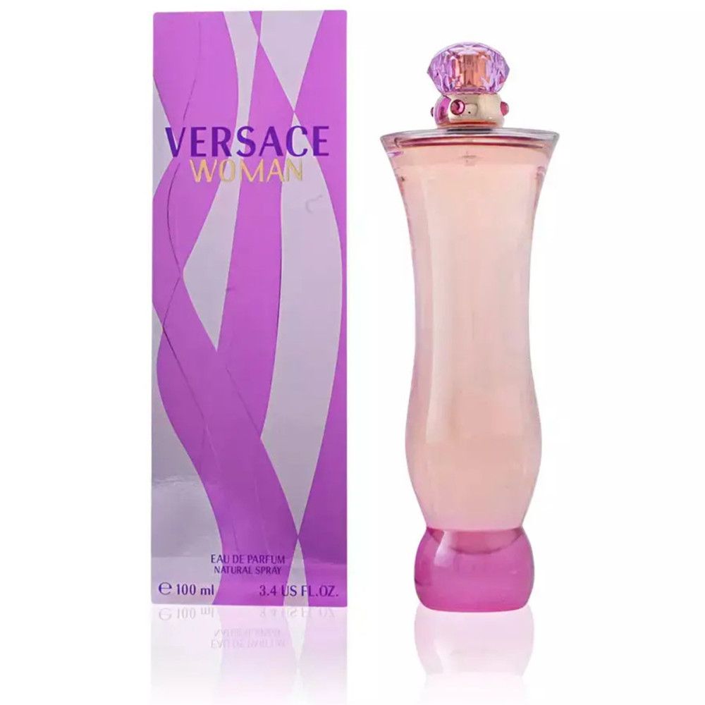 Versace Woman Eau de Parfum. Rosa Flakon mit lilafarbenem Sockel und Verschluss. Verpackung mit Markenname und Produktbezeichnung.