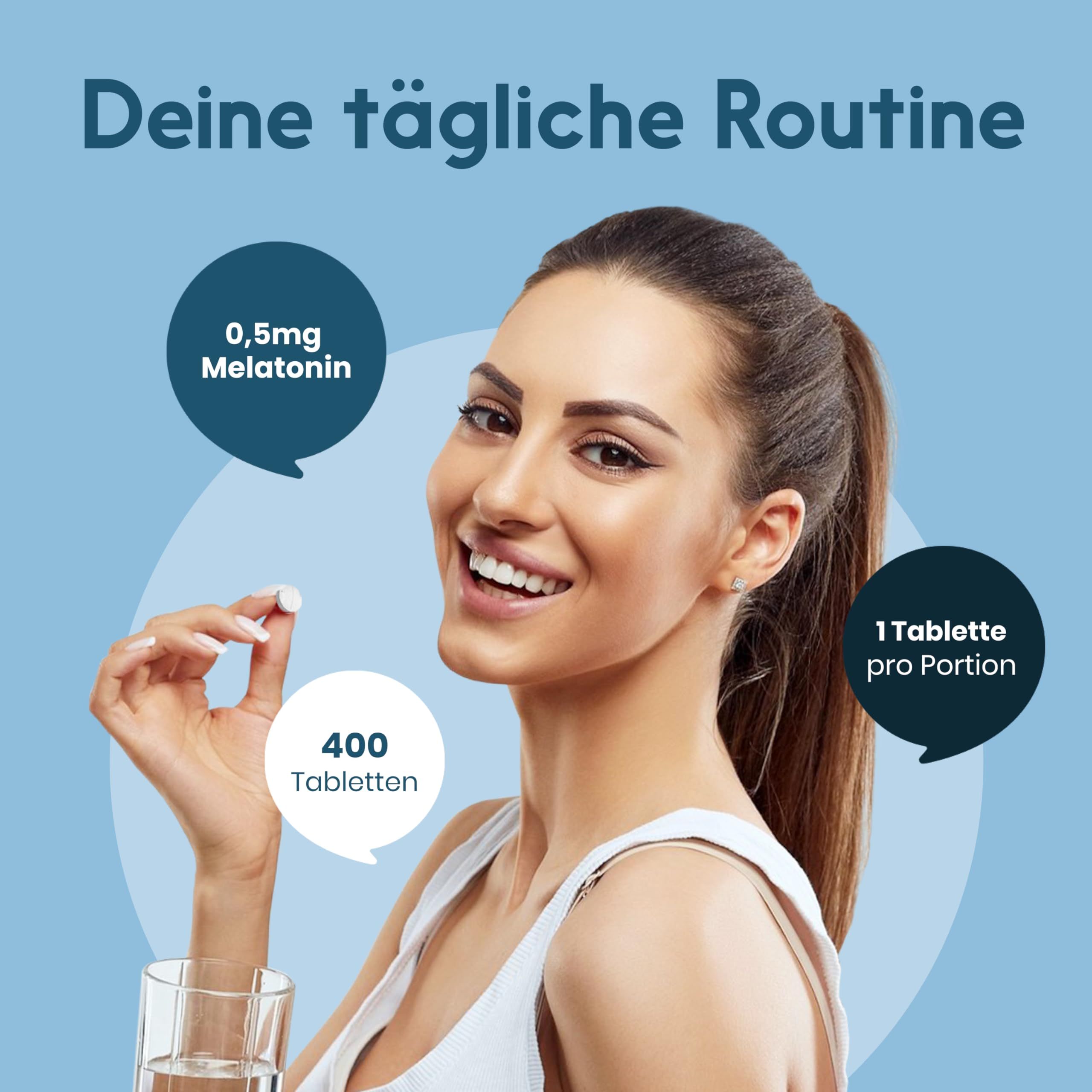 Frau hält Tablette. Text: 0,5mg Melatonin, 400 Tabletten, 1 Tablette pro Portion.