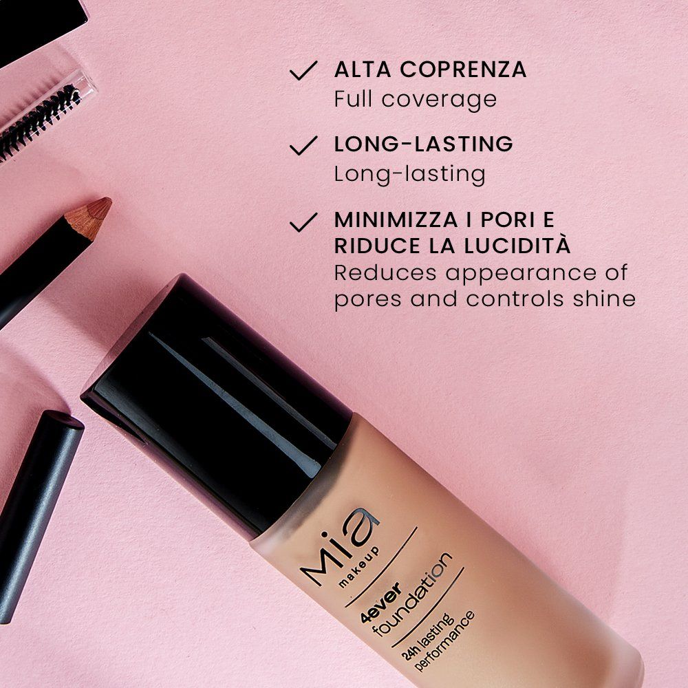 Un flacone di fondotinta Mia Makeup 4ever accanto al testo. Il flacone è cilindrico con un tappo nero. L'etichetta riporta "Mia makeup", "4ever foundation" e "24h lasting performance". Il testo descrive caratteristiche come alta coprenza e lunga durata.