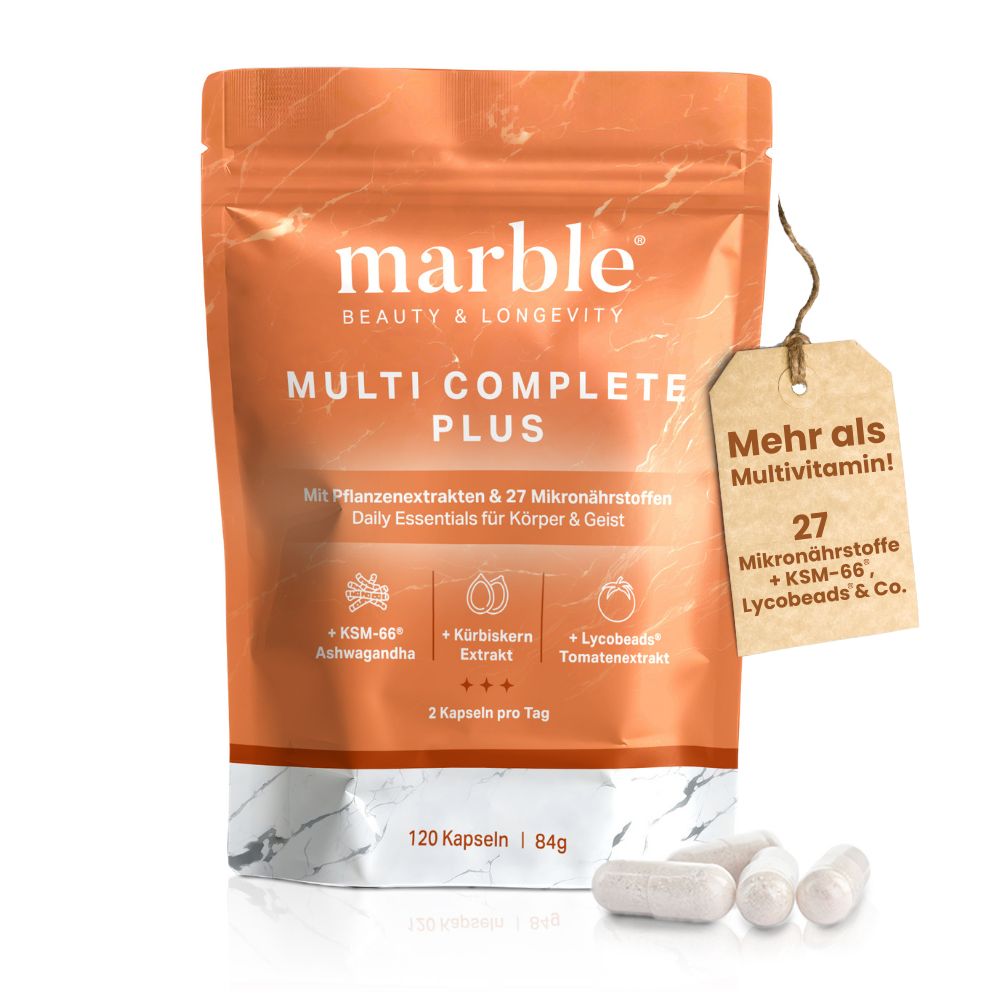 Beutel mit Kapseln und Anhänger. Text: marble, Multi Complete Plus, 120 Kapseln. Anhänger: Mehr als Multivitamin! 27 Mikronährstoffe.