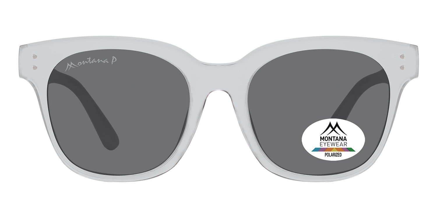 Sonnenbrille mit grau getönten Gläsern und hellem Rahmen. Auf dem Glas ist ein Aufkleber mit Logo und der Aufschrift "Polarized".