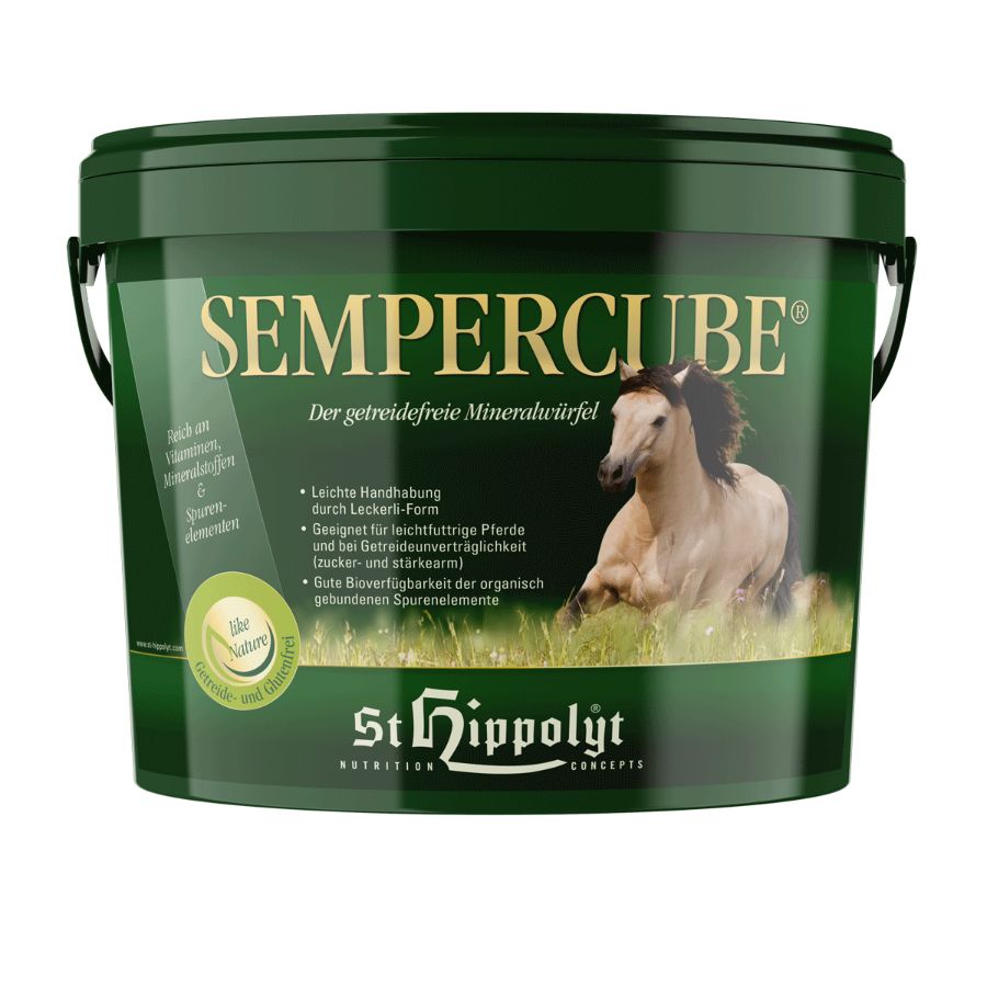 Grüner Eimer mit Aufschrift 'Sempercube'. Abbildung eines Pferdes. Text: 'St. Hippolyt'.