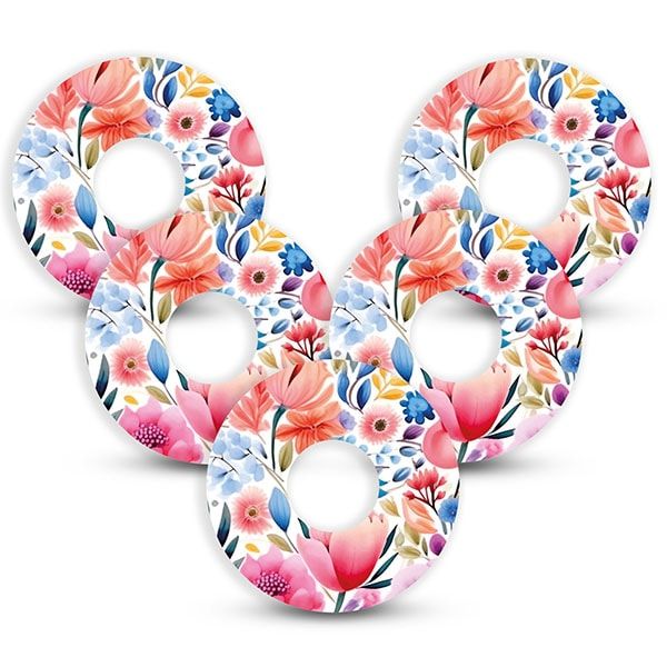 Fünf runde Pflaster mit Blumenmuster. Loch in der Mitte. Rosa, blaue und weiße Blüten auf weißem Hintergrund.