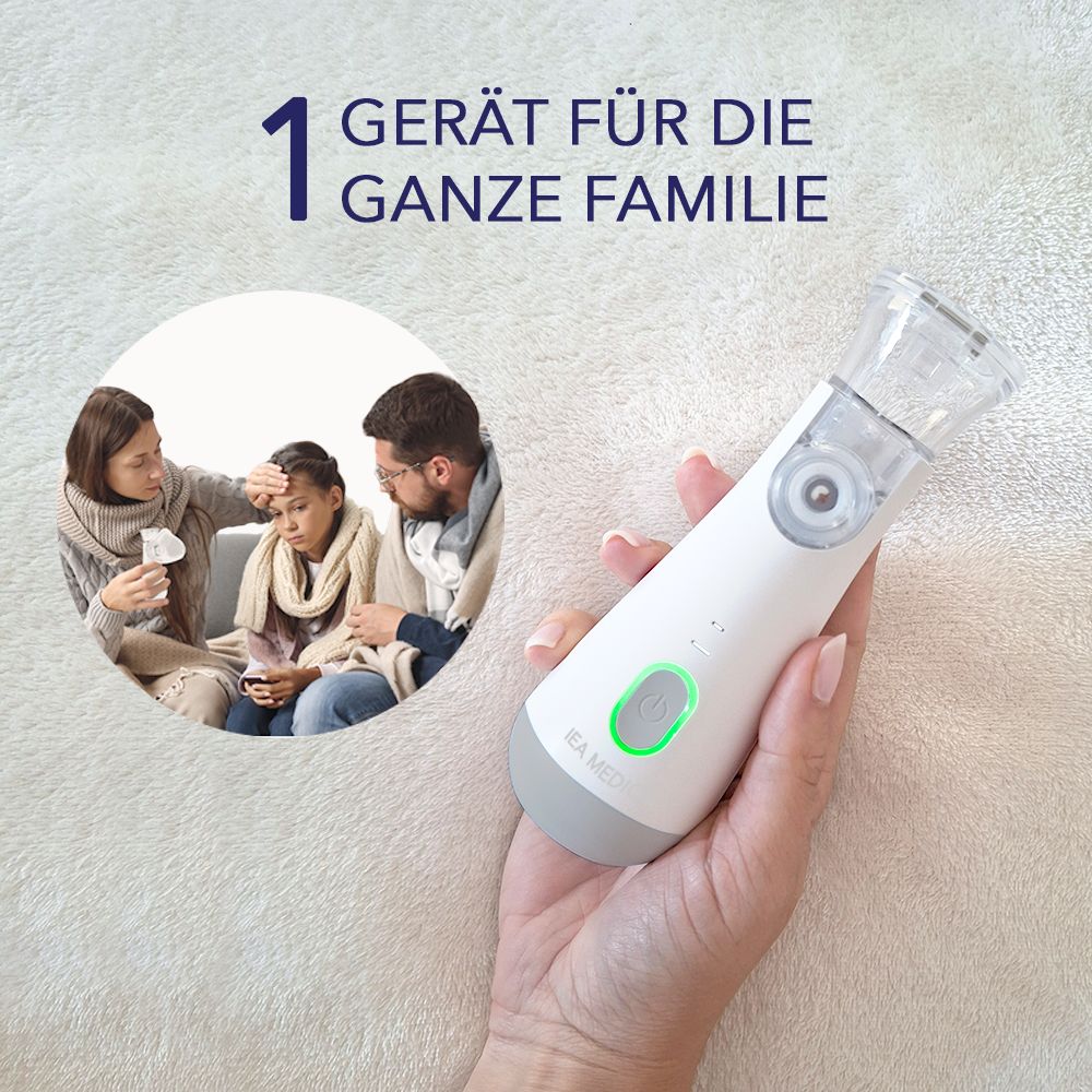 Person hält graues Inhalationsgerät. Text: 1 Gerät für die ganze Familie. IEA MEDICAL Logo.