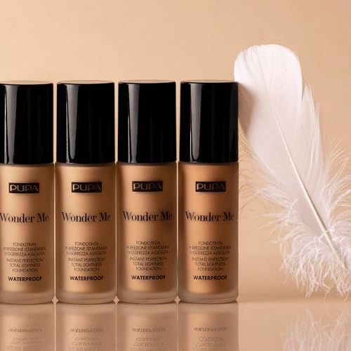 Vier Pupa Wonder Me Foundation Flaschen und eine Feder.