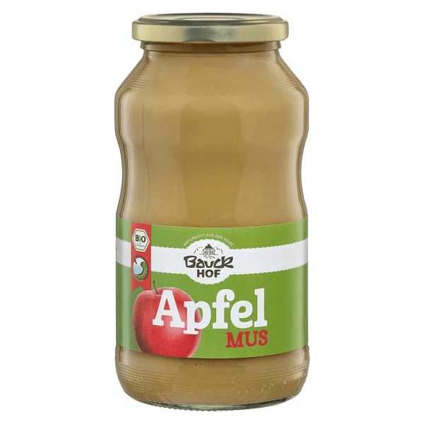 Glas mit Apfelmus. Grünes Etikett mit "Apfel Mus" und Logo. Bio-Siegel. Goldfarbener Deckel.