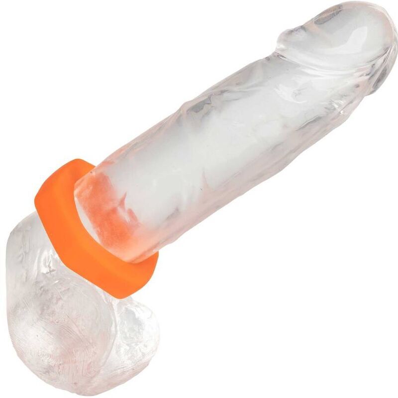 Transparenter Penis mit orangefarbenem Sexagon-Ring am Ansatz.