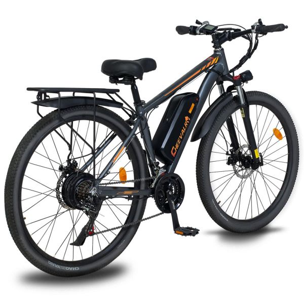 Graues E-Mountainbike mit orangefarbenen Akzenten. Schwarze Reifen, Gepäckträger und Schutzbleche. Akku mit "CHEEVALRY"-Logo.
