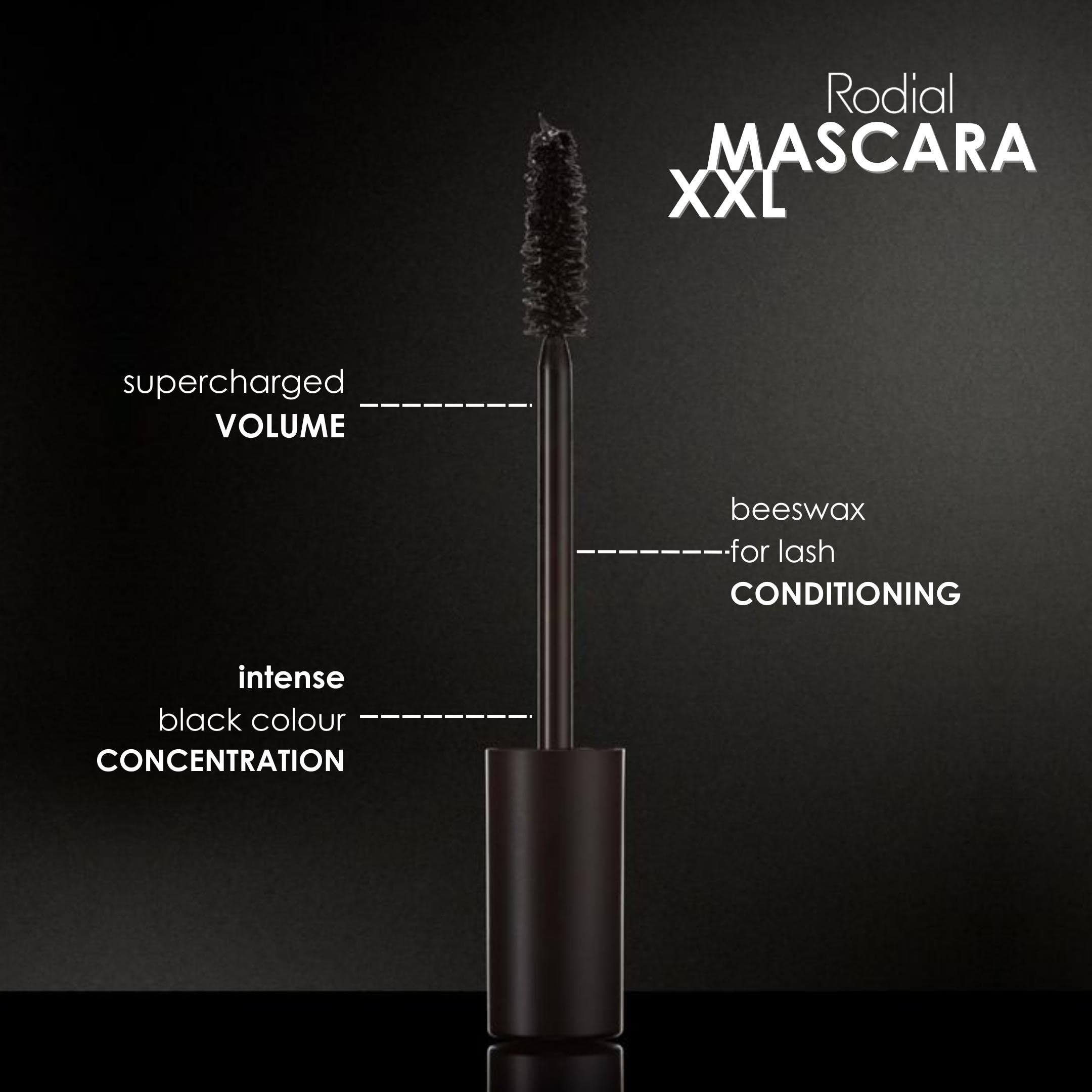 Mascara-Applikator mit Bürste. Beschriftung: supercharged VOLUME, intense black colour CONCENTRATION, beeswax for lash CONDITIONING.