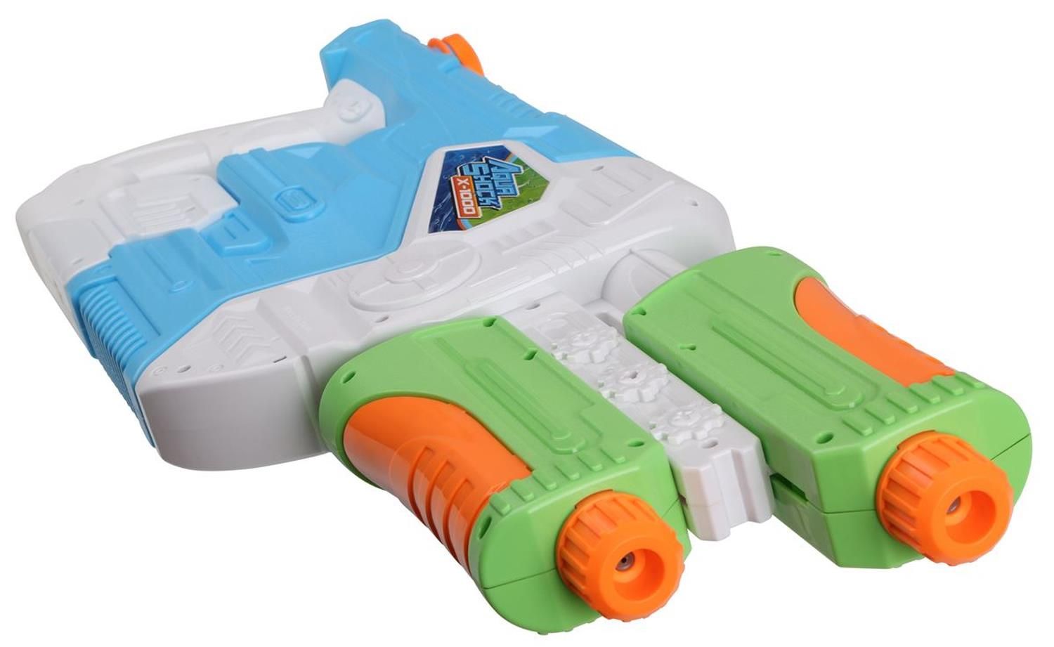 Wasserspritzpistole, blau-weiß mit grünen und orangen Elementen. Die Pistole liegt auf einer weißen Basis. Die Düsen sind orange.