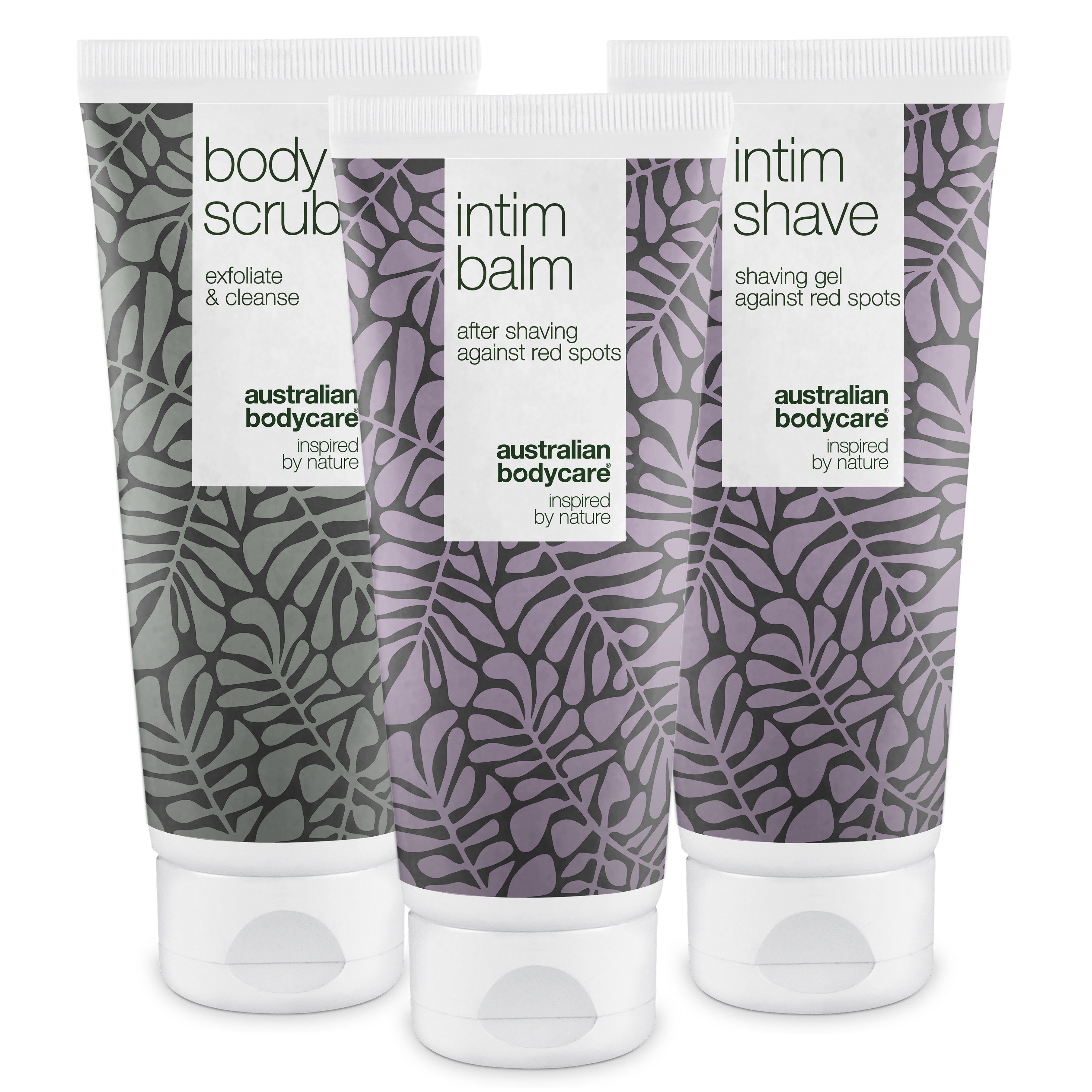Tre tubi di prodotti Australian Bodycare Intimrasur. Motivi a foglie grigie, tappi bianchi. Etichette: Body Scrub, Intim Balm, Intim Shave.