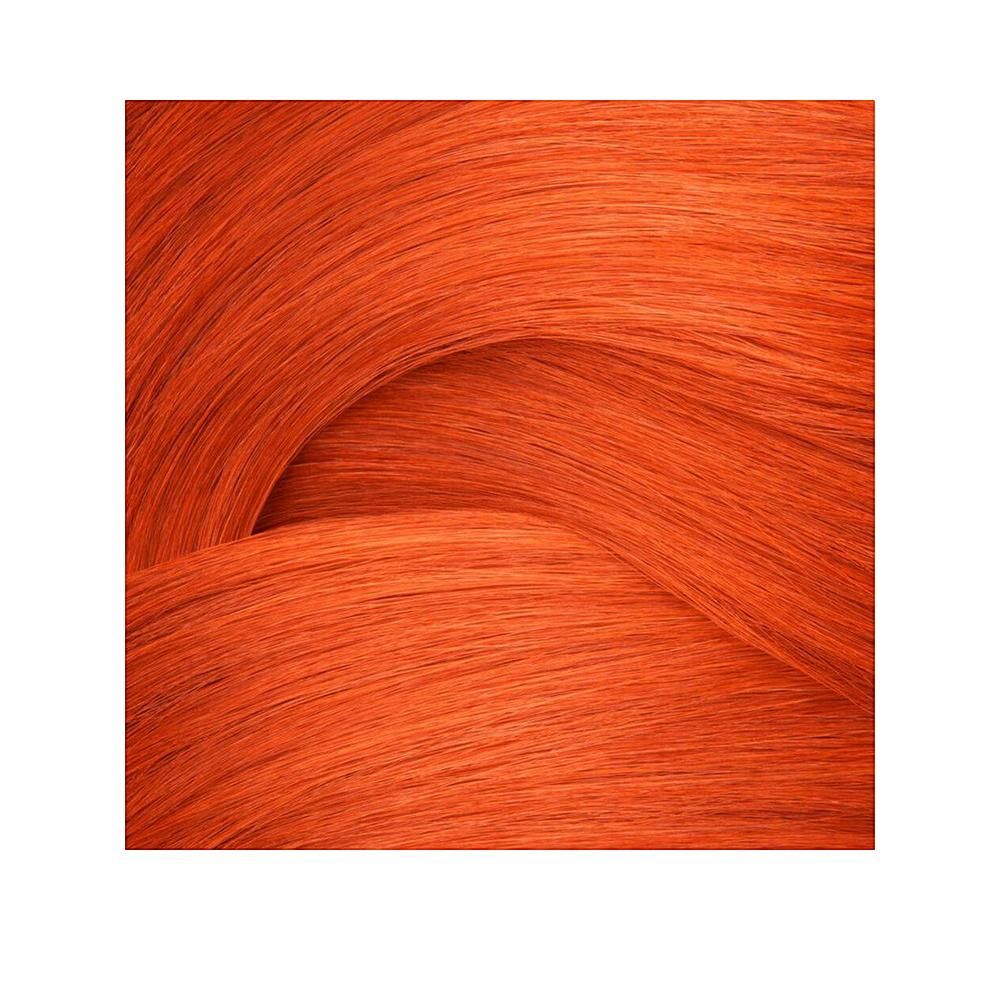 Strähnen von orangefarbenem Haar, gewellt und ineinander verschlungen. Der Hintergrund ist weiß.