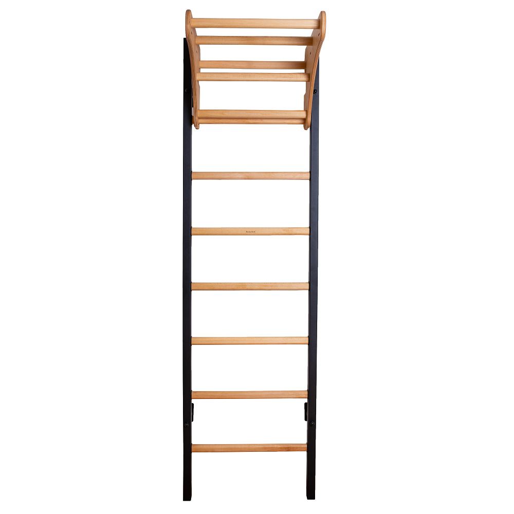 Sprossenwand mit Klimmzugbügel. Holzsprossen, schwarze Metallrahmen. Freistehend, vor weißem Hintergrund.