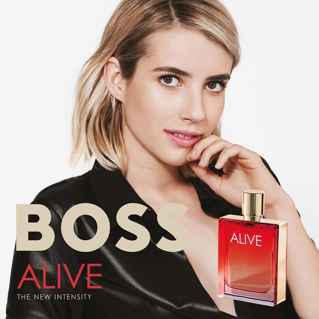 Frau mit schwarzer Jacke neben Flakon. Aufschrift: BOSS ALIVE, The New Intensity.