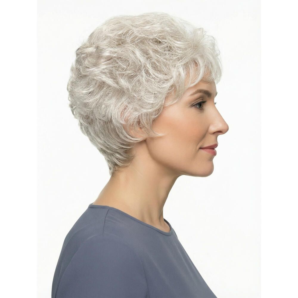 Kurzhaarperücke mit grauen Locken. Die Frau trägt ein blaues Oberteil. Seitenansicht.