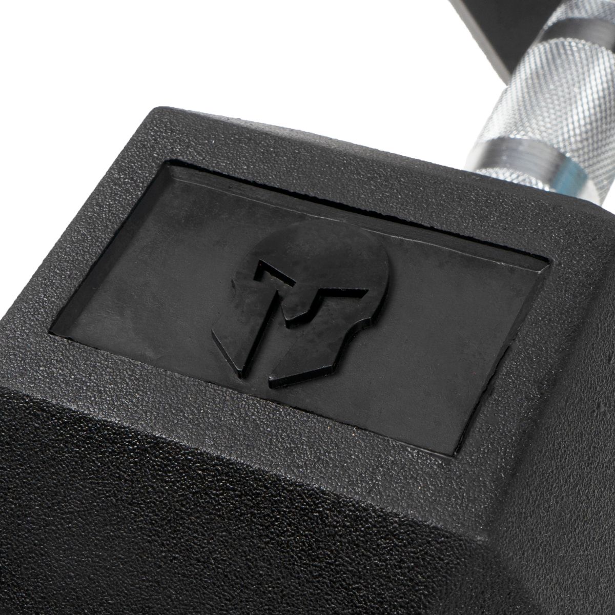 Detailansicht einer schwarzen, sechseckigen Hantel. Logo eines Gladiatorenhelms. Gummi.