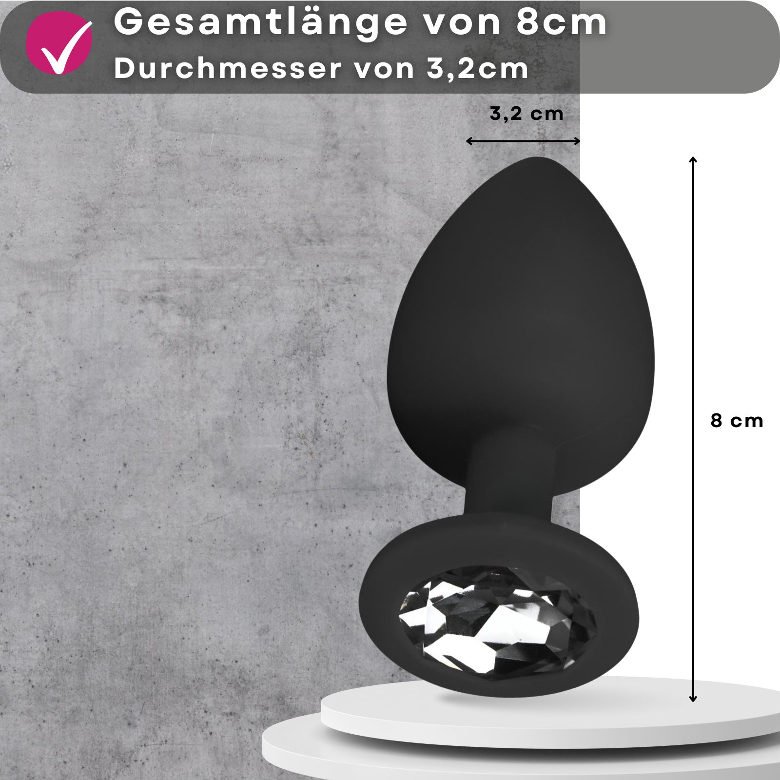 Schwarzer Analplug mit Zierstein. 8cm lang, 3,2cm Durchmesser. Produkt auf Podest.