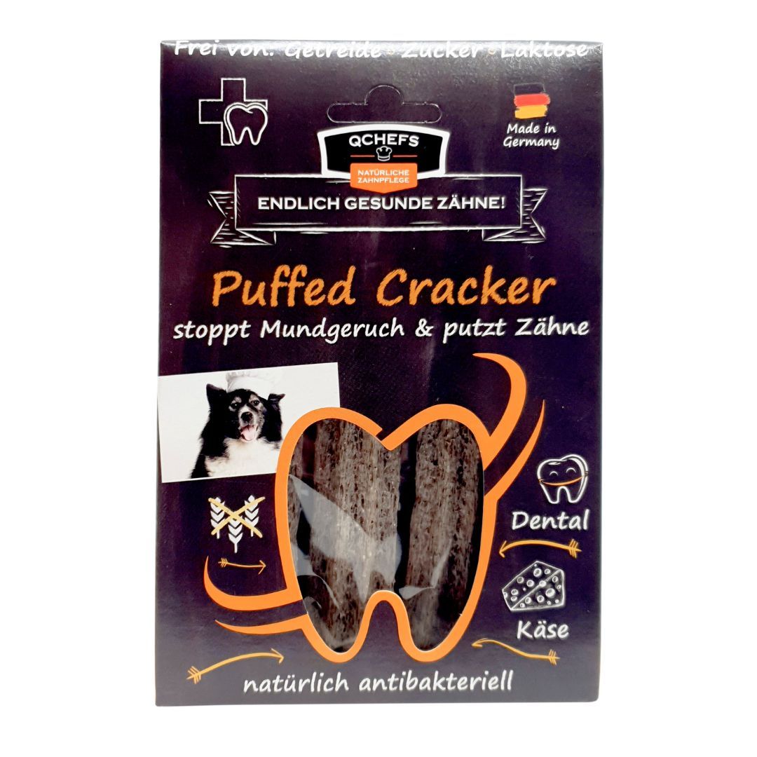 Verpackung von QCHEFS Puffed Cracker. Aufdrucke: "Endlich gesunde Zähne!", "Puffed Cracker", "stoppt Mundgeruch & putzt Zähne".