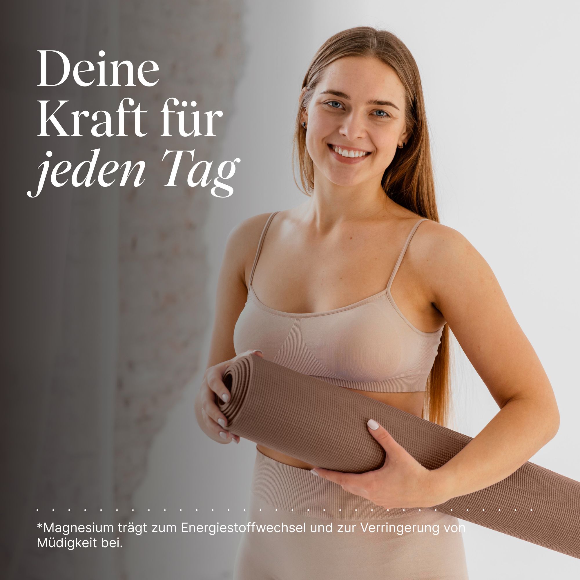 Eine lächelnde Frau hält eine Yogamatte. Text: 'Deine Kraft für jeden Tag'. Hintergrund: hellgrau. Kleidung: Sport-BH und Hose.