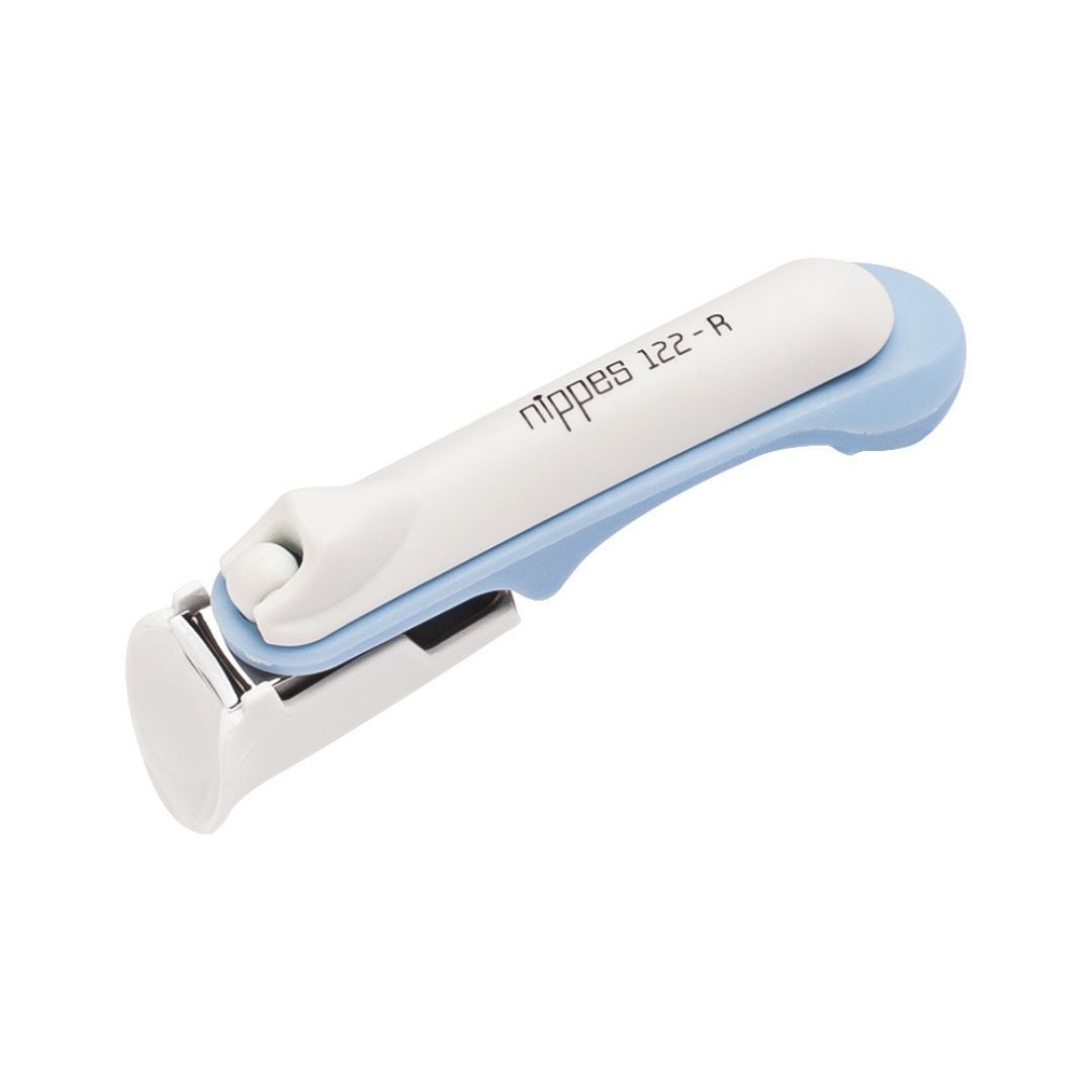 Baby Nagelknipser, blau-weiß. Metallklinge, weißer Griff mit blauem Element. Aufschrift: nippes 122-R.