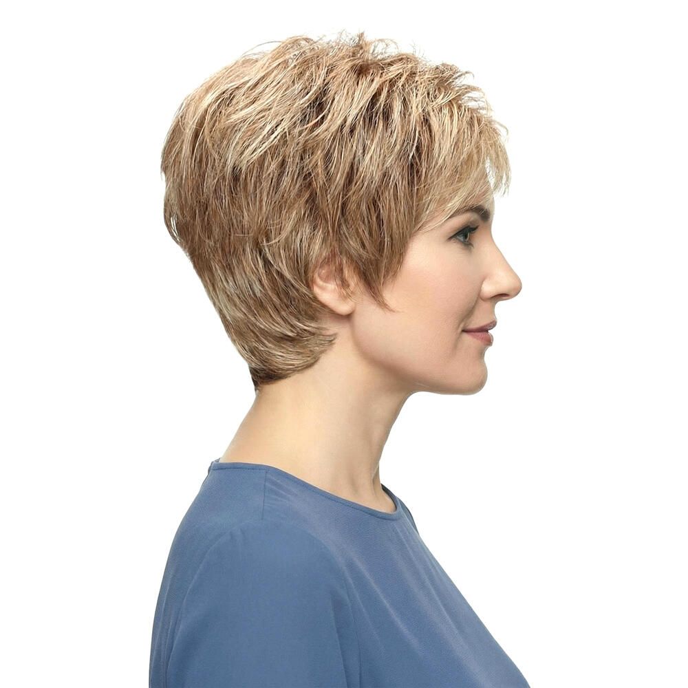 Kurzhaarperücke in Blondtönen. Seitenansicht einer Frau mit blauer Bluse. Die Perücke hat einen kurzen, fransigen Schnitt.