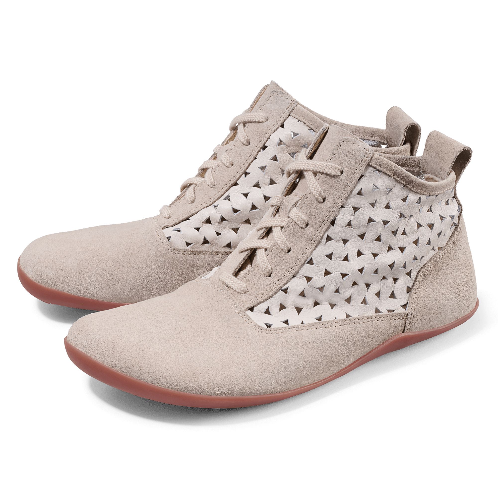 Beige Stiefeletten mit Schnürung und Lochmuster. Rote Sohle. Seitlich und hinten aus Wildleder.