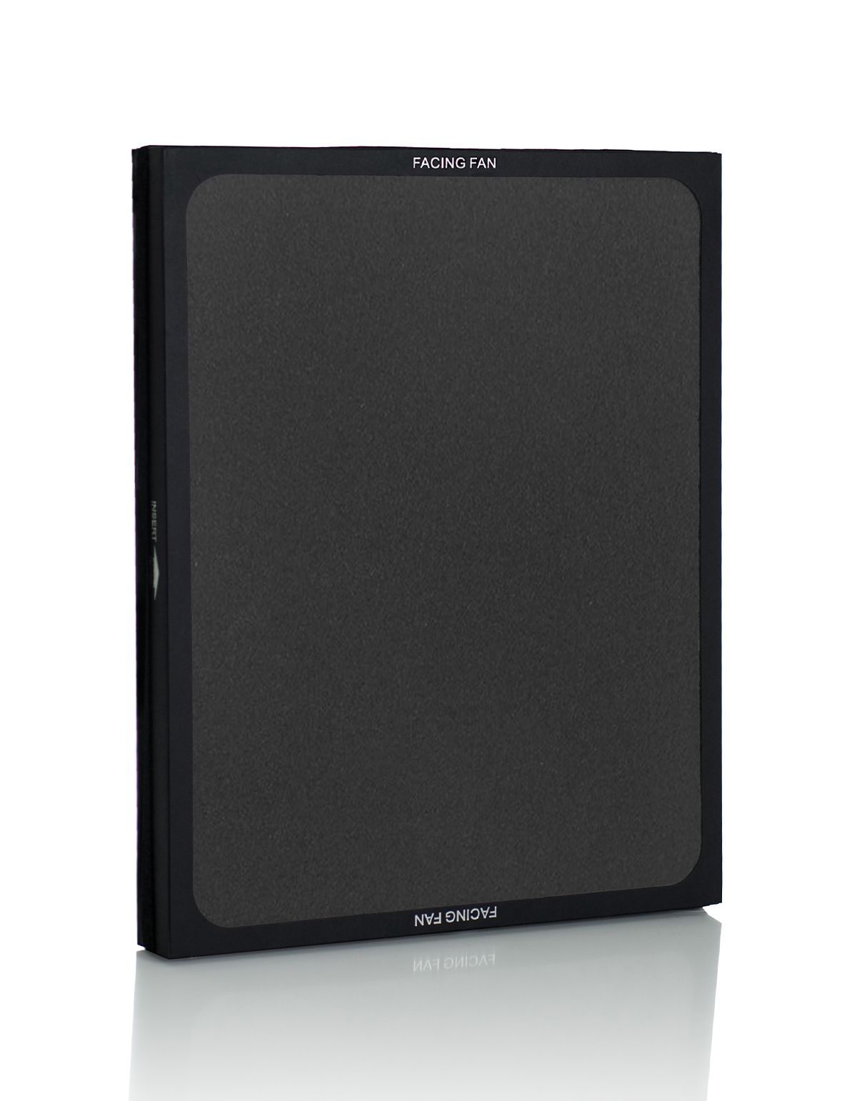 Schwarzer Filter mit der Aufschrift "FACING FAN". Eckige Form, schwarzer Rahmen.