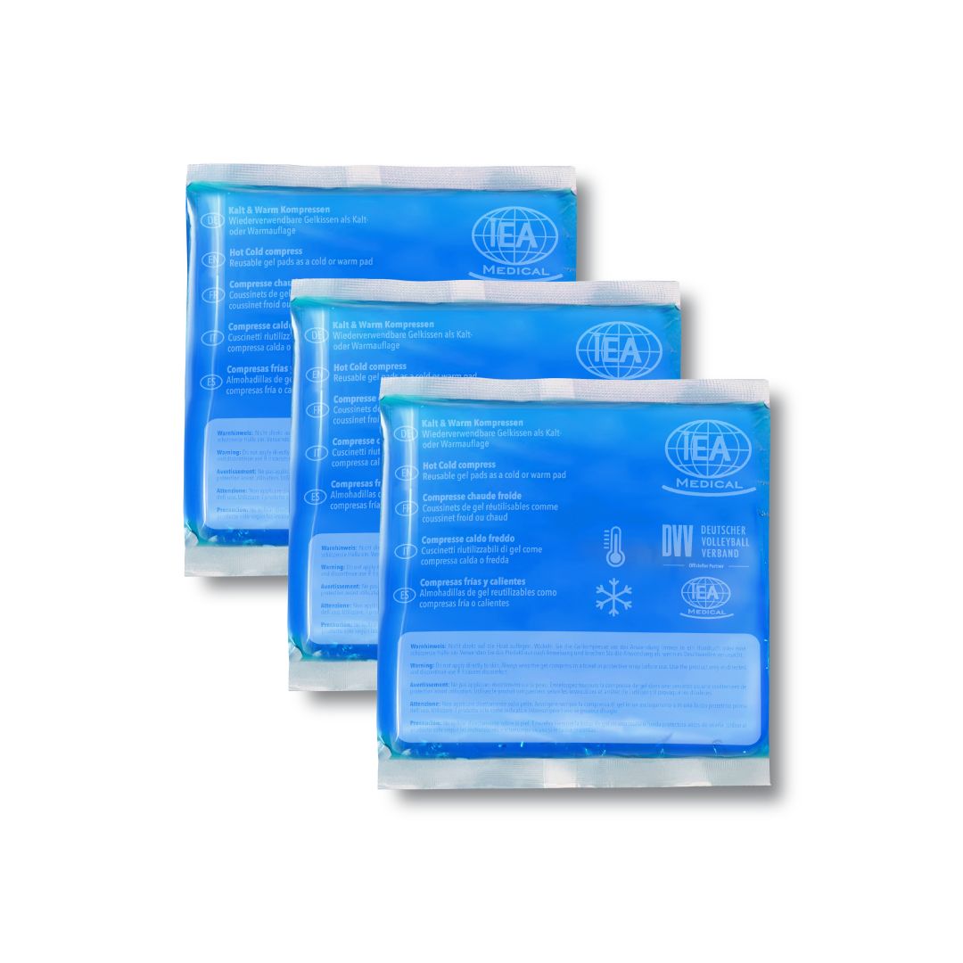 Drei blaue Kühlpacks mit weißer Schrift. IEA MEDICAL Logo und DVV-Qualitätszeichen.