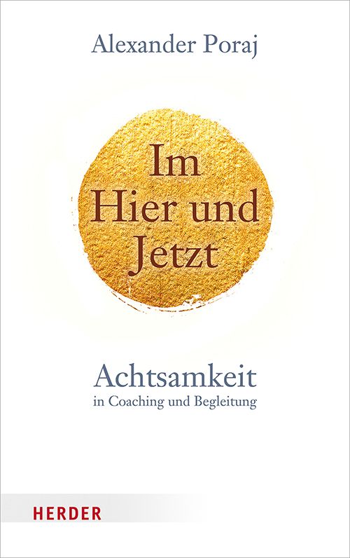 Buchcover mit Titel "Im Hier und Jetzt". Autor: Alexander Poraj. Goldfarbener Kreis. Verlag Herder.