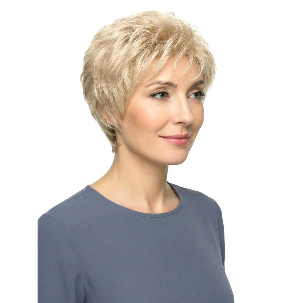 Kurzhaarperücke, blond, seitliche Ansicht einer Frau. Die Perücke hat einen welligen Schnitt.