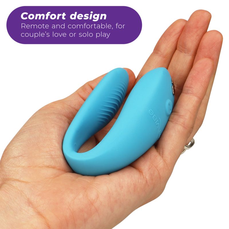 Türkisfarbener We-Vibe Sync Go in einer Hand. U-förmiges Design. Text: 'Comfort design'.