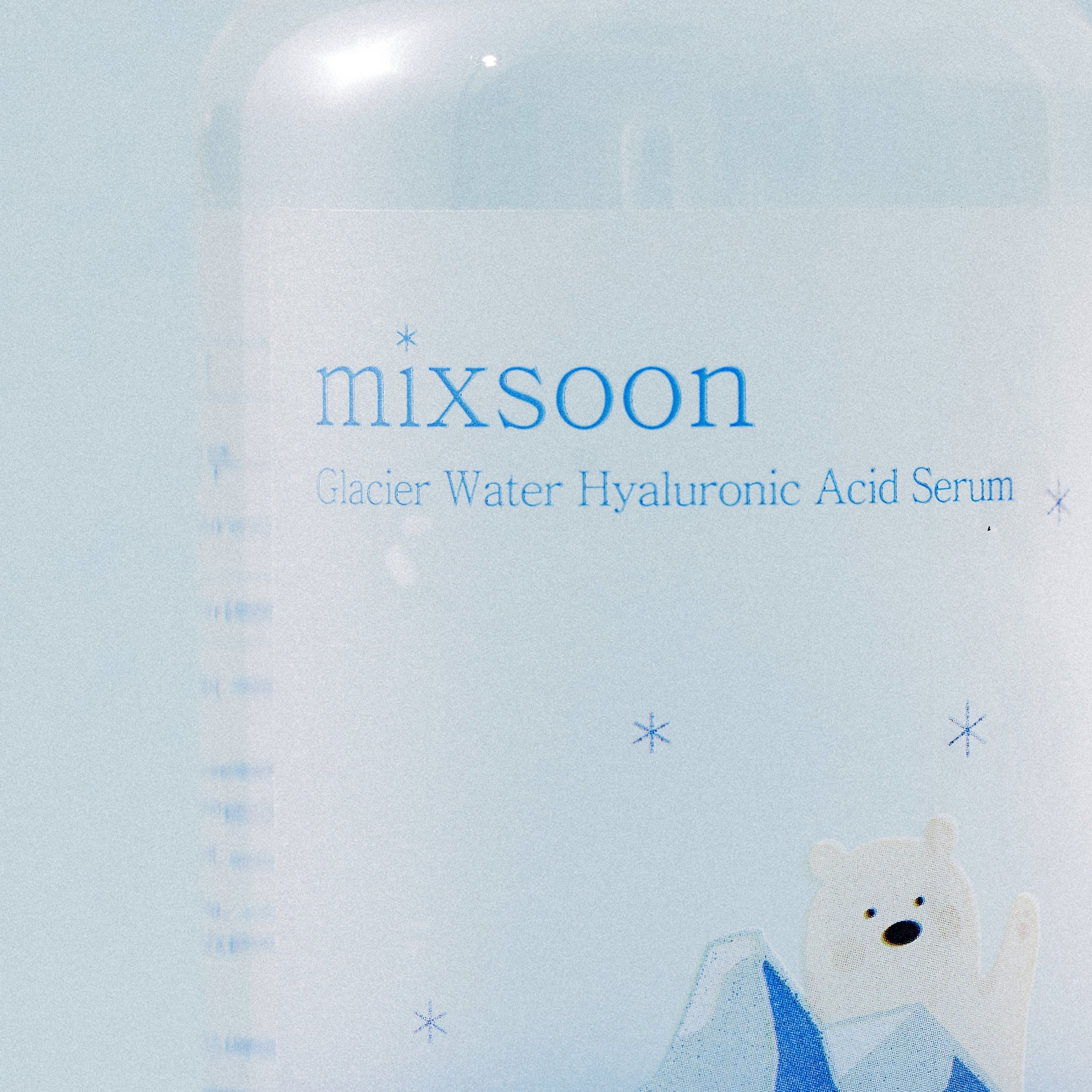 Nahaufnahme der Flaschenbeschriftung: mixsoon Glacier Water Hyaluronic Acid Serum. Kleiner Eisbär-Illustration.