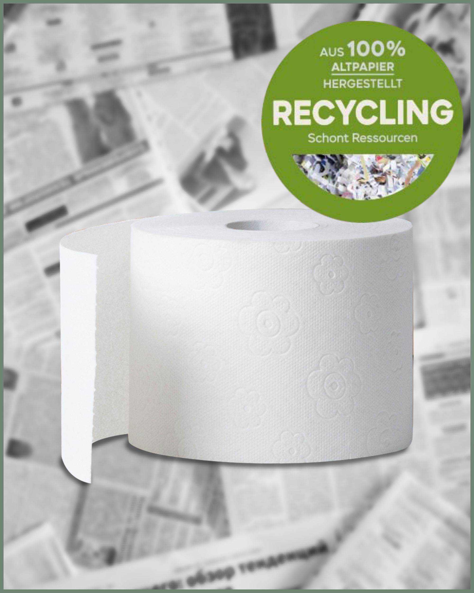 Toilettenpapierrolle mit Recycling-Logo. Grün-weißes Logo mit Text. Hintergrund mit Zeitungsausschnitten.