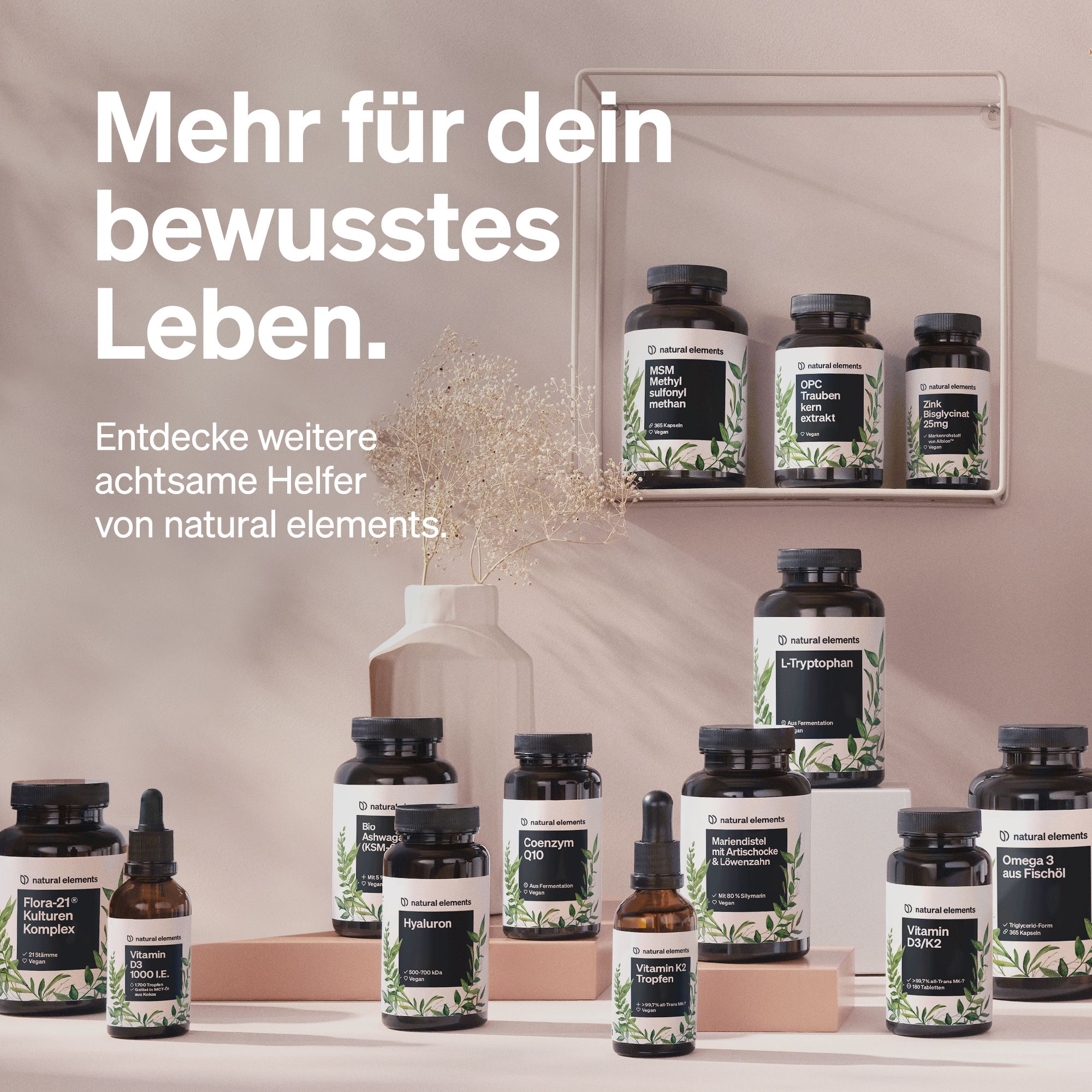 Verschiedene Flaschen und Behälter. Produkte von natural elements. Auf einem Regal angeordnet.