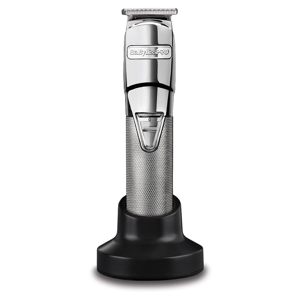 Haarschneidemaschine in einer schwarzen Ladestation. Silberfarbenes Gehäuse mit geriffelter Oberfläche. BaByliss Pro Logo.