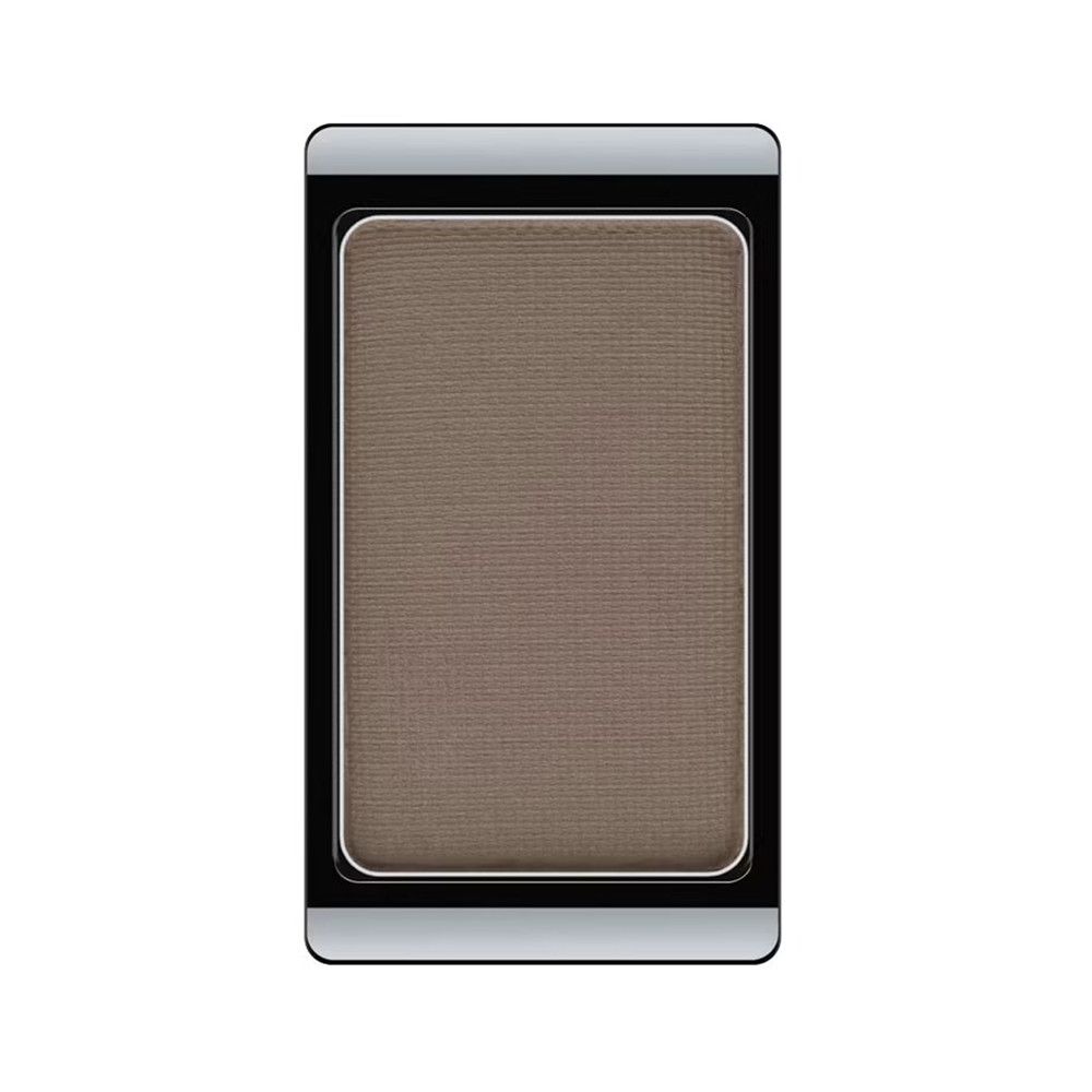 Brauenpuder in rechteckiger Dose. Farbe: Medium. Schwarzer Rahmen, silberne Umrandung. Puder in Braun. Draufsicht.
