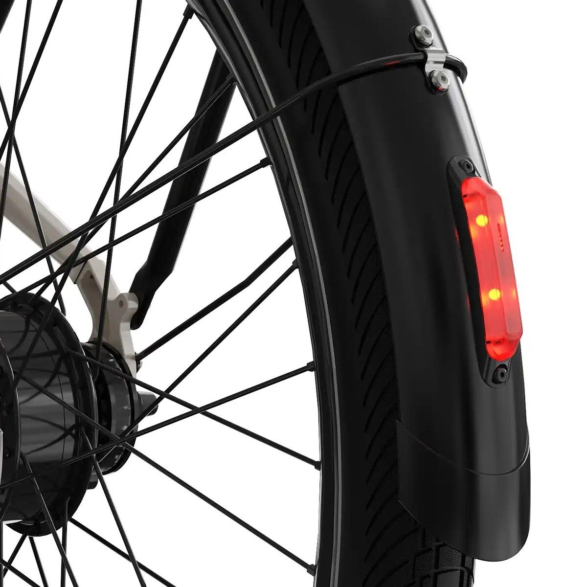 Rücklicht an einem schwarzen Schutzblech. Rotes Licht. Schwarzer Reifen und Speichen im Hintergrund.